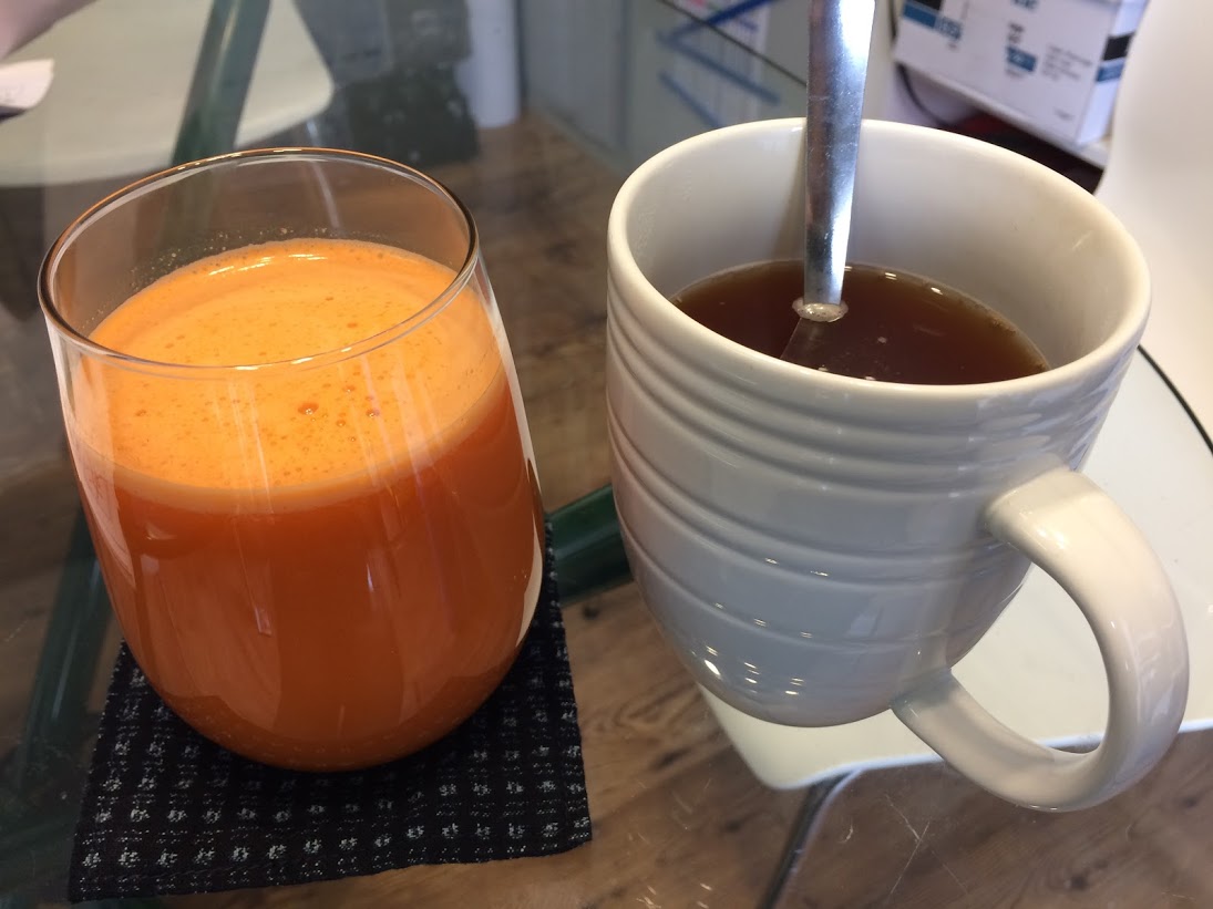 朝食を抜いてにんじんりんごジュースと生姜紅茶！